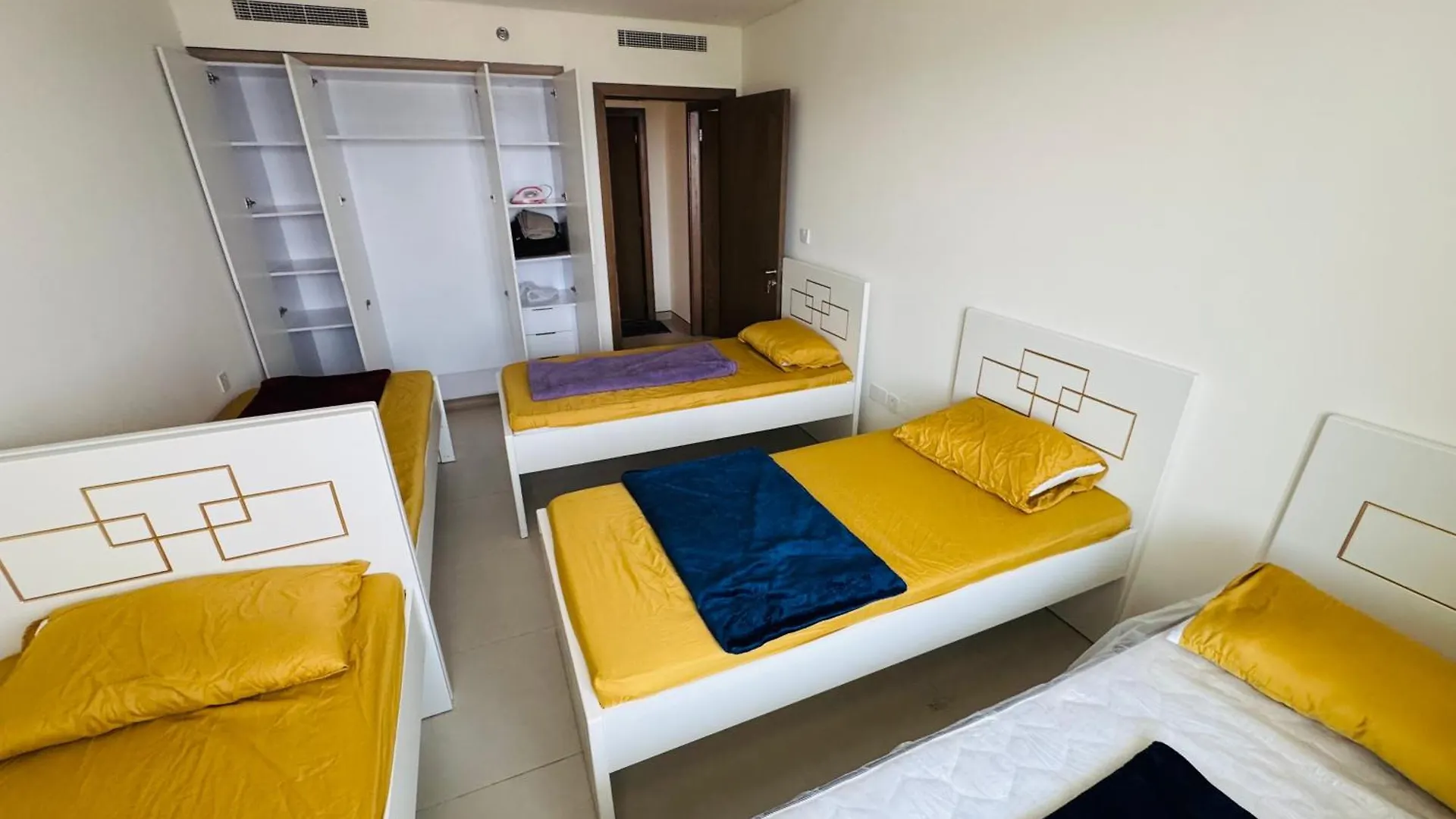 Bed & Breakfast Wow Amazing Burjkhalifa,Sea,Sunset,Ship,Park View,Only Male Hostel-Airport,Metro,Mall,Golf,Bus,Park Near Dubai United Arab Emirates