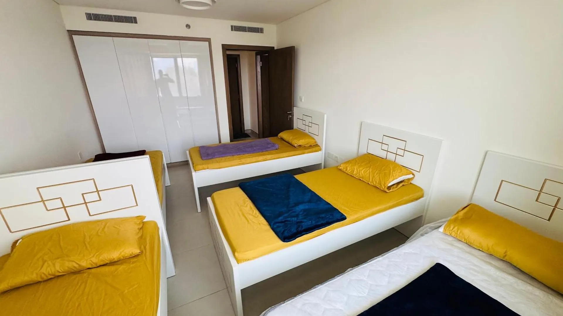Bed & Breakfast Wow Amazing Burjkhalifa,Sea,Sunset,Ship,Park View,Only Male Hostel-Airport,Metro,Mall,Golf,Bus,Park Near Dubai United Arab Emirates